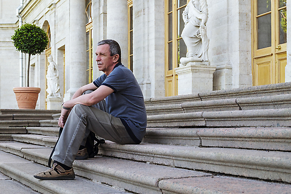 포토 JPG 해외이미지 백인 라이프스타일 응시 노년 조각 여행 휴가 휴식 짧은머리 주택 건강 한명 사람 앉기 성인 야외 건물 장식 여름 관광지 빛 조각상 여행객 계단 고요 하이킹 백발 고독 은퇴 명상 위치 사암 명승지 혼자 해외포토 서양인 1 헤어스타일 건축물 시선 계절 감정 컨셉 모션 레저 풍경 생활 조형물 돌_바위 파일형식 이미지허브