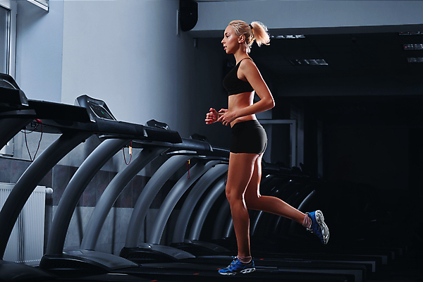 포토 JPG 해외이미지 라이프스타일 여자 행복 스포츠 포즈 신체 모션 운동선수 건강 한명 성인 운동복 금발 달리기 조깅 운동 뷰티 기계 기차 에너지 날씬함 집중 연습 체육관 땀 런닝머신 달리기선수 자극 해외포토 1 헤어스타일 옷 감정 육상교통 컨셉 대중교통 사람 생활 운동기구 몸매 육상선수 파일형식 이미지허브