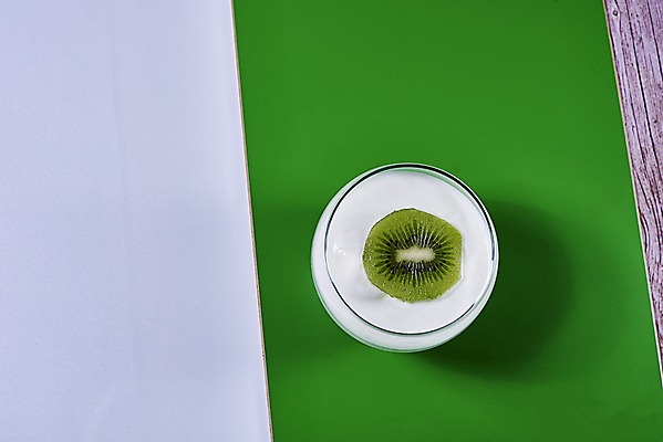 포토 JPG 해외이미지 조각 단면 실내 키위 사람없음 컵 하이앵글 신선 달콤 흰배경 요거트 초록배경 해외포토 식기 뷰포인트 백그라운드 과일 유제품 내부 초록색 흰색 맛 파일형식 이미지허브