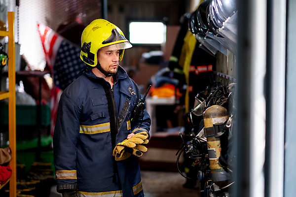 포토 JPG 해외이미지 응시 남자 실내 한명 들기 상반신 성인 옆모습 아웃포커스 소방관 소방 소방시설 성인남자한명만 해외포토 1 시선 뷰포인트 모션 촬영기법 사람 내부 구조원 시설 남자한명만 성인남자만 파일형식 이미지허브