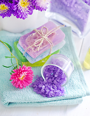 포토 JPG 해외이미지 꽃 리본 잎 촛불 사람없음 아웃포커스 수건 보라색 스파 오브젝트 아로마 스파용품 비누 아로마테라피 해외포토 식물 컬러 초 촬영기법 위생용품 테라피 파일형식 이미지허브