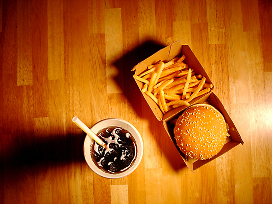 포토 JPG 해외이미지 패스트푸드 실내 빨대 사람없음 하이앵글 감자튀김 햄버거 인스턴트 정크푸드 종이상자 콜라 나무배경 해외포토 음식 뷰포인트 백그라운드 감자 내부 상자 튀김 탄산음료 파일형식 이미지허브