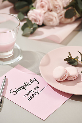 포토 JPG 해외이미지 접시 손글씨 영어 종이 회색배경 잔 실내 사람없음 장미 펜 주스 컵받침 마카롱 유칼립투스 해외포토 식물 문자 식기 꽃 음료 백그라운드 디저트 내부 필기구 회색 받침대 파일형식 이미지허브