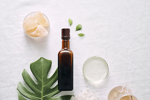 포토 JPG 해외이미지 접시 실내 사람없음 하이앵글 화장품 흰배경 공병 몬스테라 에스테틱 핑크솔트 해외포토 식물 식기 뷰포인트 백그라운드 내부 뷰티 흰색 소금 병_담는 파일형식 이미지허브