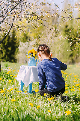 포토 JPG 해외이미지 주간 전신 여자 어린이 자연 탁자 한명 앉기 야외 뒷모습 아웃포커스 꽃병 봄 소녀한명만 해외포토 자연요소 1 계절 꽃 뷰포인트 가구 모션 촬영기법 사람 생태계 여자한명만 소녀만 파일형식 이미지허브