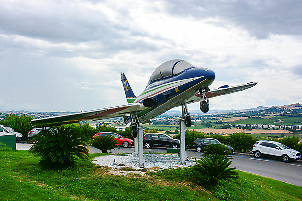 포토 JPG 해외이미지 산업 여행 이동 날개 교통시설 모션 하늘 비행기 풍경 사람없음 파란색 공항 항공 속도 제트기 승객 대패 착륙 해외포토 컬러 교통 컨셉 항공교통 대중교통 시설 파일형식 이미지허브