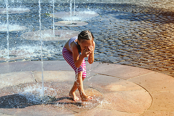 포토 JPG 해외이미지 계절 공원 어린이 여행 백그라운드 자연 놀이 휴가 따뜻함 사랑 한명 사람 야외 물 여름 햇빛 태양 맑음 봄 아기 연못 도시 뜨거움 도심 분수 스프링쿨러 스플래쉬 해외포토 자연요소 1 공공시설 감정 날씨 생태계 파일형식 이미지허브