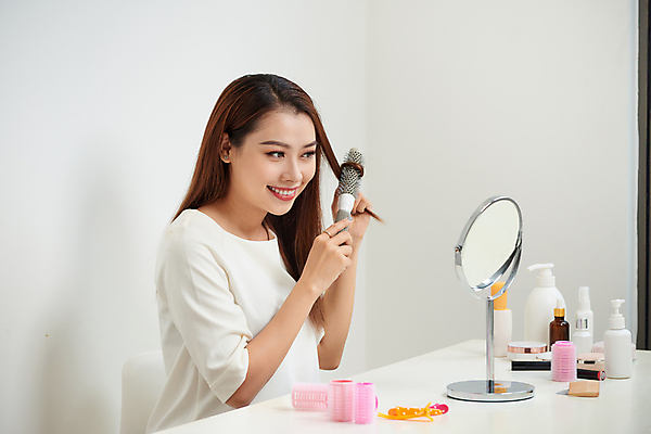 포토 JPG 해외이미지 여자 탁자 실내 한명 들기 동양인 상반신 성인 옆모습 뷰티 화장품 헤어롤 롤빗 탁상거울 성인여자한명만 해외포토 1 뷰포인트 가구 모션 사람 인종 내부 거울 머리빗 미용용품 여자한명만 성인여자만 파일형식 이미지허브