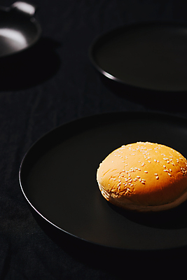 포토 JPG 해외이미지 검은배경 패스트푸드 실내 사람없음 한개 인스턴트 햄버거빵 해외포토 1 음식 빵 백그라운드 내부 검은색 파일형식 이미지허브