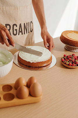 포토 JPG 해외이미지 남자 실내 요리 한명 상반신 성인 옆모습 케이크 계란 나이프 생크림 바르기 산딸기 제빵 성인남자한명만 해외포토 1 식기 뷰포인트 과일 모션 디저트 사람 내부 제과제빵 알 칼 크림 남자한명만 성인남자만 파일형식 이미지허브