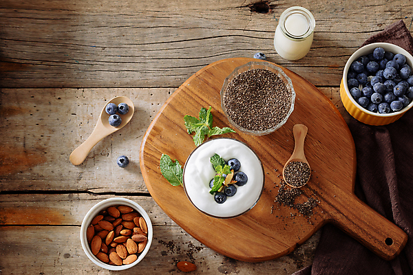 포토 JPG 해외이미지 그릇 실내 사람없음 하이앵글 우유 블루베리 아몬드 유리그릇 푸딩 나무숟가락 다이어트음식 나무도마 슈퍼푸드 나무배경 치아시드 해외포토 식기 뷰포인트 백그라운드 다이어트 과일 유리 디저트 유제품 도마 씨앗 내부 목재 숟가락 견과류 건강식품 파일형식 이미지허브