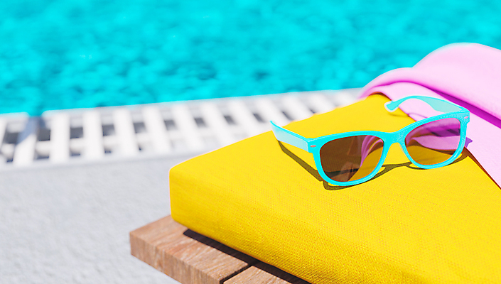 포토 JPG 해외이미지 주간 휴식 수영장 사람없음 야외 아웃포커스 수건 선글라스 시원함 선베드 해외포토 자연요소 안경 컨셉 의자 촬영기법 위생용품 파일형식 이미지허브