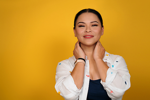 포토 JPG 해외이미지 백인 모델 1 라이프스타일 응시 여자 행복 얼굴 백그라운드 사랑 한명 서기 사람 동양인 성인 뷰티 노란색 우주 귀여움 흰색 우아함 중앙 자르기 피부 고립 돌봄 스타일 해외포토 서양인 시선 감정 컬러 컨셉 모션 인종 생활 신체부위 파일형식 이미지허브