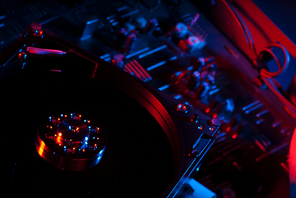 포토 JPG 해외이미지 백그라운드 기술 사람없음 아웃포커스 파란색 컴퓨터 디지털 자료 어둠 기계 운전 정보 디스크 오픈 사이버 라디오 순환 하이테크 전자 수납 토막 용량 이진법 지원 철강 치유 하드웨어 해외포토 컬러 모션 촬영기법 전자제품 수학 질병 파일형식 이미지허브