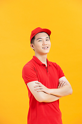 포토 JPG 해외이미지 응시 남자 실내 한명 동양인 상반신 성인 옆모습 팔짱 택배기사 배달원 배송 노란배경 성인남자한명만 해외포토 직업 1 시선 뷰포인트 백그라운드 모션 사람 인종 내부 노란색 남자한명만 성인남자만 파일형식 이미지허브