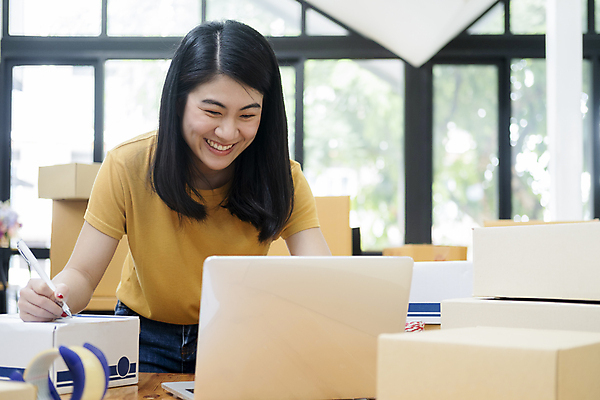 포토 JPG 해외이미지 여자 실내 숙이기 한명 동양인 상반신 성인 노트북 기록 즐거움 택배 택배상자 박스포장 온라인쇼핑몰 성인여자한명만 해외포토 1 감정 포즈 포장 사람 인종 내부 전자제품 상자 운송업 쇼핑몰 온라인 여자한명만 성인여자만 파일형식 이미지허브