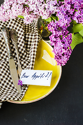 포토 JPG 해외이미지 식기 접시 리본 포크 검은배경 사람없음 식탁보 메모지 나이프 칼 라일락 프랑스어 해외포토 문자 꽃 백그라운드 사무용품 검은색 파일형식 이미지허브