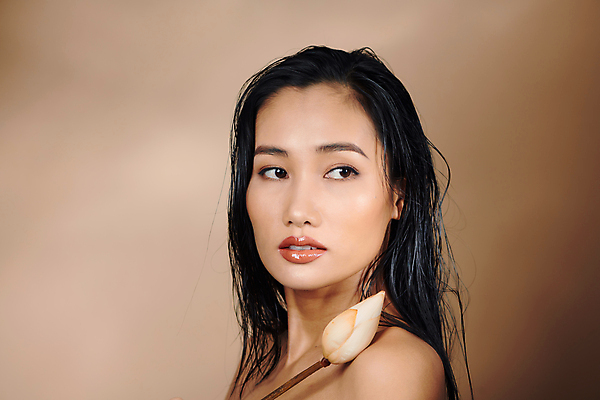 포토 JPG 해외이미지 응시 여자 실내 무표정 연꽃 한명 들기 상반신 성인 옆모습 뷰티 꽃봉오리 성인여자한명만 갈색배경 해외포토 1 시선 꽃 감정 뷰포인트 백그라운드 모션 표정 사람 내부 갈색 여자한명만 성인여자만 파일형식 이미지허브