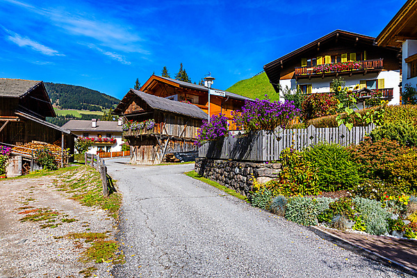 포토 JPG 해외이미지 주간 구름 꽃 길 유럽풍경 자연 하늘 산 주택 사람없음 야외 마을 계곡 이탈리아 풀 화단 주택가 해외포토 자연요소 식물 유럽 풍경 건물 생태계 파일형식 이미지허브