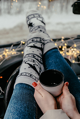 포토 JPG 해외이미지 손 커피 발 티타임 휴식 실내 따뜻함 들기 아웃포커스 신체부위 해외포토 음료 컨셉 모션 촬영기법 사람 내부 파일형식 이미지허브