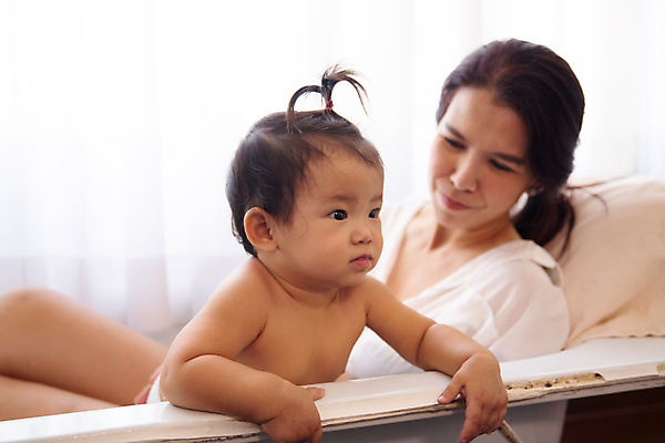 포토 JPG 해외이미지 여자 딸 행복 어린이 가족 포옹 엄마 새로움 주택 건강 사랑 미소 사람 소년 두명 부모 귀여움 침묵 기쁨 침실 육아 침대 아기 신생아 잡기 출산 돌봄 해외포토 남자 감정 가구 컨셉 관계 안기 모션 표정 건물 소리 파일형식 이미지허브