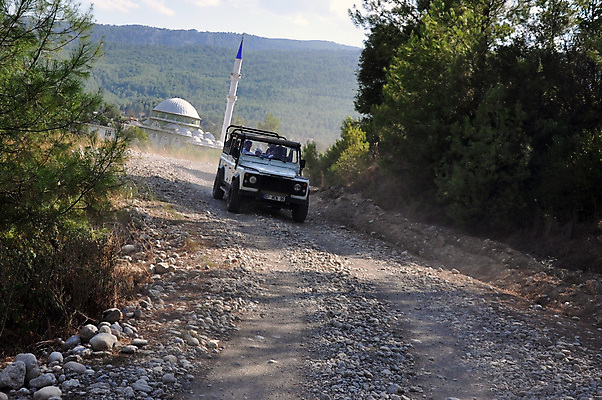 포토 JPG 해외이미지 나무 도로 여행 교통시설 자동차 자연 산 사람없음 캠핑 운전 고속도로 숲 지프 사파리 모스크 짐차 오프로드 자동 카라반 해외포토 식물 길 육상교통 교통 모션 승용차 레저 이슬람교 시설 생태계 캠핑카 파일형식 이미지허브