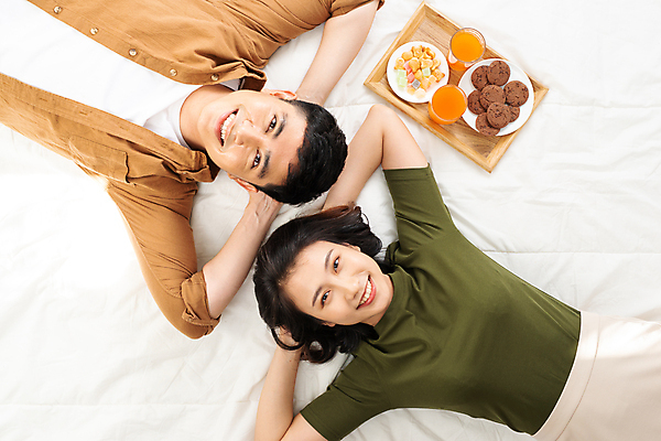 포토 JPG 해외이미지 커플 응시 여자 남자 여유 휴식 디저트 실내 동양인 상반신 성인 두명 앞모습 하이앵글 눕기 성인만 집콕 해외포토 시선 감정 음식 뷰포인트 컨셉 관계 모션 사람 인종 내부 신조어 파일형식 앳홈라이프 이미지허브