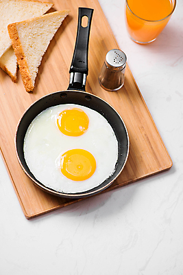 포토 JPG 해외이미지 잔 실내 사람없음 프라이팬 오렌지주스 계란프라이 식빵 흰배경 양념통 나무도마 해외포토 식기 빵 백그라운드 주방용품 도마 통 내부 목재 흰색 양념 과일주스 계란요리 파일형식 이미지허브