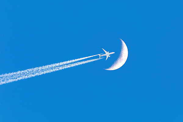 포토 JPG 해외이미지 주간 백그라운드 하늘 비행기 사람없음 야외 파란색 달 연기 야간 제트기 비행운 해외포토 자연요소 컬러 항공교통 대중교통 파일형식 구름_자연 이미지허브