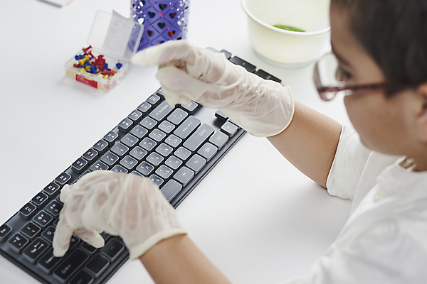 포토 JPG 해외이미지 학생 남학생 교실 학교 거리 주택 관리 한명 학습 컴퓨터 유치원 키보드 작업 닫기 보호 강의 무선전화기 신학기 하이테크 머리위 타입 해외포토 1 교육 남자 컨셉 모션 기술 사람 건물 전자제품 전화기 파일형식 이미지허브