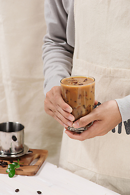 포토 JPG 해외이미지 남자 커피 잔 실내 한명 들기 상반신 성인 옆모습 앞치마 원두 바리스타 아이스커피 나무도마 라떼 성인남자한명만 해외포토 직업 1 식기 음료 뷰포인트 모션 도마 사람 내부 목재 남자한명만 성인남자만 파일형식 이미지허브