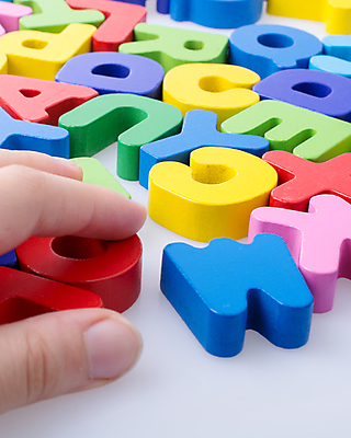 포토 JPG 해외이미지 손 알파벳 실내 영어교육 신체부위 블록 잡기 흰배경 교구 해외포토 영어 교육 백그라운드 모션 사람 내부 흰색 파일형식 이미지허브