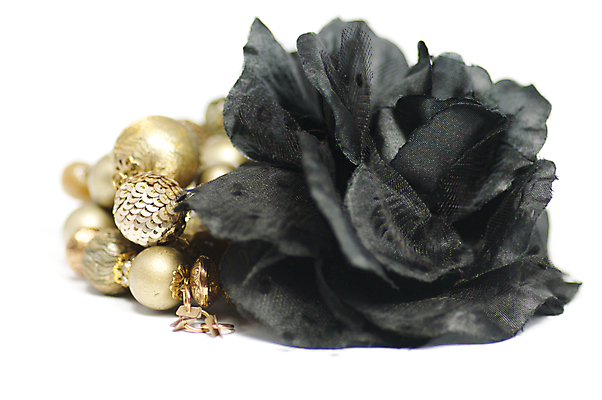 포토 JPG 해외이미지 팔찌 사람없음 빛 장미 유행 검은색 황금 우아함 보석 구슬 청동 보물 흙더미 해외포토 꽃 컬러 컨셉 장신구 흙 광석 파일형식 더미 이미지허브