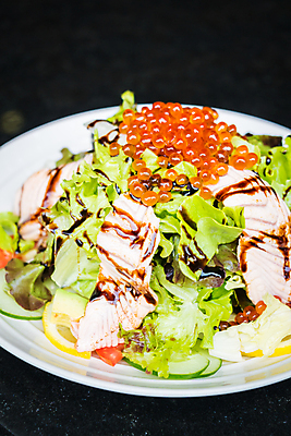 포토 JPG 해외이미지 접시 음식 백그라운드 잎 다이어트 토마토 채소 양파 건강 어류 요리 사람없음 초록색 일본 식사 저녁식사 샐러드 흰색 신선 그릴 상추 연어 점심식사 해외포토 식물 식기 아시아 컬러 주방용품 수중동물 파일형식 이미지허브