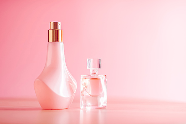 포토 JPG 해외이미지 실내 사람없음 뷰티 화장품 향수 피부관리 스킨케어 기초화장품 향수병 브랜딩 세련 분홍색배경 해외포토 분홍색 백그라운드 내부 병_담는 파일형식 이미지허브