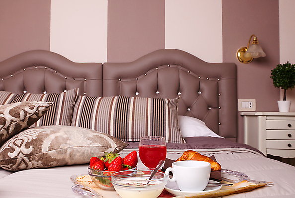 포토 JPG 해외이미지 화분 베개 침구 딸기 호텔 휴식 조명 쟁반 실내 사람없음 컵 인테리어 주스 침대 아침식사 수프 시리얼 크루아상 서랍장 객실 해외포토 식기 디자인 음료 음식 빵 가구 컨셉 과일 숙소 내부 식사 파일형식 이미지허브