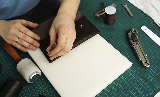 포토 JPG 해외이미지 직업 손 디자인 신발 비즈니스 탁자 문구용품 창조 사람 사람없음 유행 상점 장비 공구 업무 구멍 작업실 칼 수리 제조 상품 망치 바느질 가죽 피부 측정 주인 수공예 DIY 재단 조작 철강 핸드메이드 해외포토 가구 취미 신체부위 도구 작업 공예 오브젝트 파일형식 이미지허브