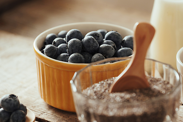 포토 JPG 해외이미지 그릇 실내 근접촬영 사람없음 소프트포커스 담기 블루베리 유리그릇 나무숟가락 다이어트음식 슈퍼푸드 나무배경 치아시드 해외포토 식기 뷰포인트 백그라운드 다이어트 과일 모션 유리 촬영기법 씨앗 내부 숟가락 건강식품 파일형식 이미지허브