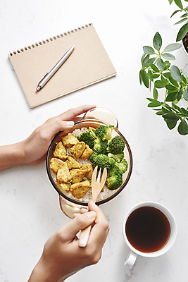 포토 JPG 해외이미지 손 커피 음식 실내 들기 신체부위 식사 닭고기 잡기 브로콜리 흰배경 스프링노트 나무포크 해외포토 음료 백그라운드 포크 채소 모션 육류 사람 내부 공책 흰색 파일형식 이미지허브