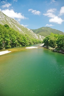 포토 JPG 해외이미지 나무 식물 구름 계절 공원 유럽 자연 하늘 산 풍경 경사 사람없음 야외 목재 세로 초록색 물 강 환경 봄 바위 시골 저수지 신선 액체 개울 스페인 숲 내추럴 삼림지대 혼자 해외포토 자연요소 공공시설 나라 컬러 재료 돌_바위 생태계 파일형식 이미지허브