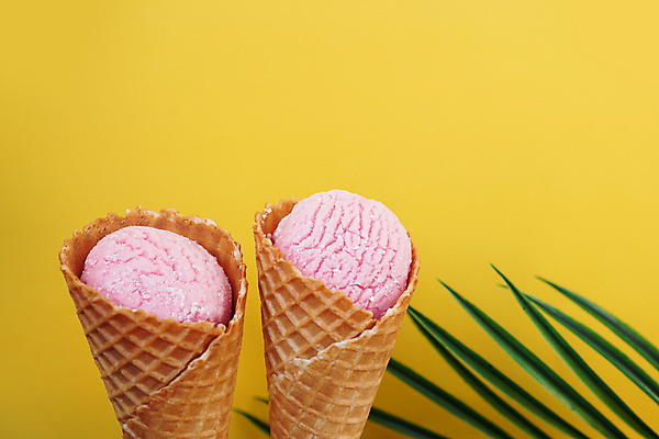 포토 JPG 해외이미지 잎 사람없음 두개 콘아이스크림 노란배경 딸기아이스크림 해외포토 식물 백그라운드 2 아이스크림 노란색 파일형식 이미지허브