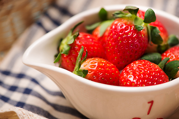 포토 JPG 해외이미지 그릇 딸기 근접촬영 사람없음 빨간색 신선 해외포토 식기 뷰포인트 컬러 과일 파일형식 이미지허브