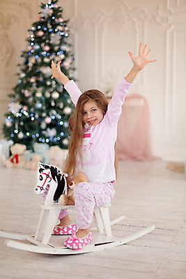 포토 JPG 해외이미지 나무 백인 행복 감정 어린이 백그라운드 크리스마스 의자 놀이 휴가 새로움 실내 선물 한명 미소 내부 목재 장식 장난감 산타클로스 기쁨 방 수확 축하 승차 작음 12월 연도 클라우스 해외포토 서양인 식물 1 기념일 가구 컨셉 농업 재료 모션 표정 사람 날짜 크기 파일형식 이미지허브