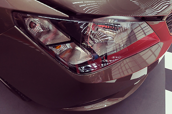 포토 JPG 해외이미지 디자인 백그라운드 부분 교통시설 자동차 유리 안전 사람없음 빛 금속 오토바이 흰색 램프 원형 묘사 고립 자동 스타일 주도 해외포토 도형 육상교통 컬러 교통 재질 조명 바이크 예절 시설 파일형식 이미지허브