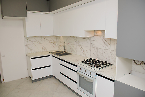 포토 JPG 해외이미지 가구 건축양식 탁자 새로움 아파트 주택 실내 사람없음 내부 장식 빛 인테리어 우주 주방 방 장비 회색 흰색 고급 캐비닛 타일 묘사 싱크대 해외포토 디자인 건축 컬러 생활용품 컨셉 건물 사물함 개수대 파일형식 이미지허브