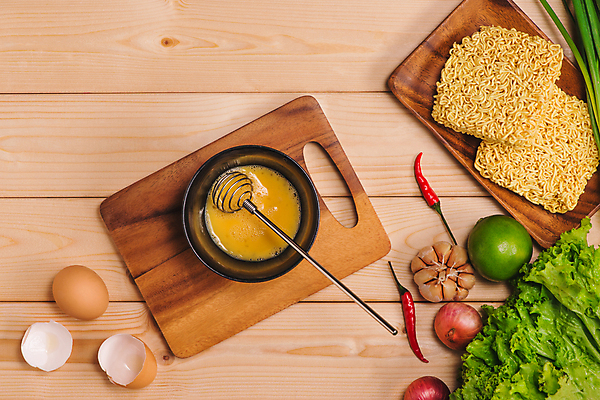 포토 JPG 해외이미지 그릇 실내 사람없음 하이앵글 계란 면류 상추 계란껍데기 홍고추 거품기 라임 나무도마 나무쟁반 사리 통마늘 나무배경 해외포토 식기 음식 뷰포인트 백그라운드 채소 과일 고추 주방용품 도마 쟁반 마늘 내부 목재 알 파일형식 이미지허브