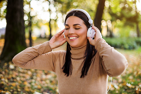 포토 JPG 해외이미지 나무 백인 라이프스타일 계절 공원 여자 행복 음악 이어폰 컨셉 잎 자연 휴식 한명 미소 앉기 초원 성인 야외 햇빛 태양 노란색 유행 맑음 헤드폰 기쁨 듣기 가을 닫기 스웨터 명상 시티라이프 염원 해외포토 자연요소 서양인 식물 1 공공시설 감정 컬러 음향기기 상의 모션 날씨 문화예술 표정 사람 생활 생태계 파일형식 이미지허브