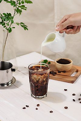 포토 JPG 해외이미지 식물 라이프스타일 손 화분 탁자 유리병 잔 실내 요리 들기 신체부위 우유 원두 붓기 아이스커피 나무도마 라떼 커피가루 해외포토 식기 커피 가구 모션 병_용기 유제품 도마 사람 내부 생활 목재 가루 파일형식 이미지허브