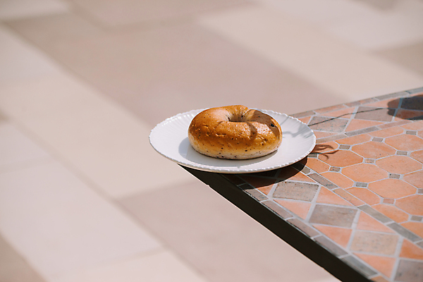 포토 JPG 해외이미지 주간 접시 탁자 사람없음 야외 아웃포커스 베이글 해외포토 자연요소 식기 빵 가구 촬영기법 파일형식 이미지허브