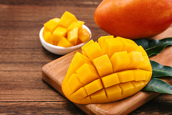 포토 JPG 해외이미지 스튜디오촬영 그릇 나뭇잎 쟁반 사람없음 목재 노란색 망고 해외포토 나무 식기 컬러 잎 재료 실내 열대과일 파일형식 이미지허브